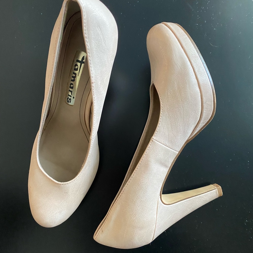 Tamaris Heels salmon colored and size 10